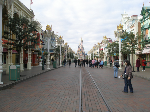 Disneyland – oraşul creat pentru copii întru bucuria adulţilor